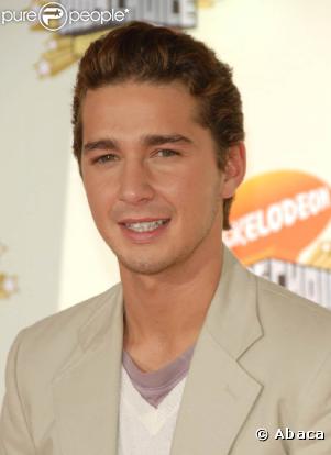 Le joli minois du héros de Transformers, est aujourd'hui à 22 ans l'une des étoiles montantes de Hollywood. Consacrant son temps au travail (ou à la conduite en état d'ivresse ?) il délaisserait sa vie sentimentale, quel gâchis !